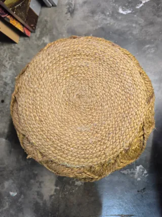 Pouf in giuggiola con corde beige