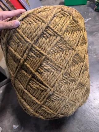 Pouf in giuggiola con corde beige