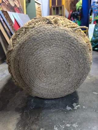 Pouf in giuggiola con corde beige