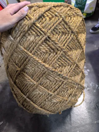 Pouf in giuggiola con corde beige