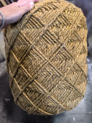 Pouf in giuggiola con corde beige