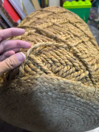 Pouf in giuggiola con corde beige