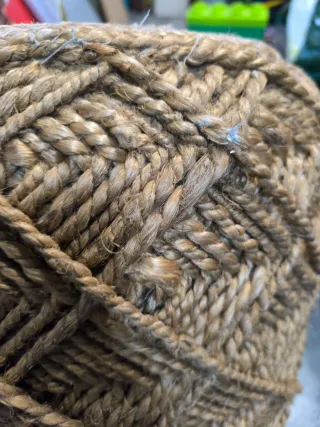 Pouf in giuggiola con corde beige