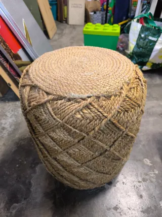 Pouf in giuggiola con corde beige