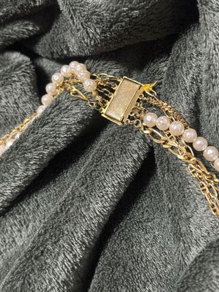 Collar de perlas y oro multicapa