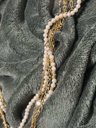 Collar de perlas y oro multicapa