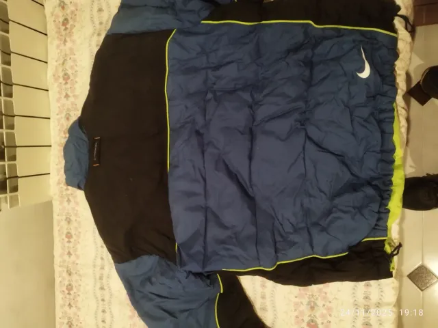 Plumífero Nike azul y negro