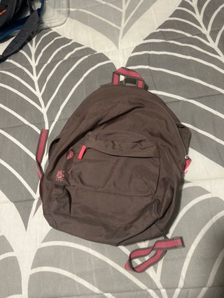 Mochila marrón con detalles rosas