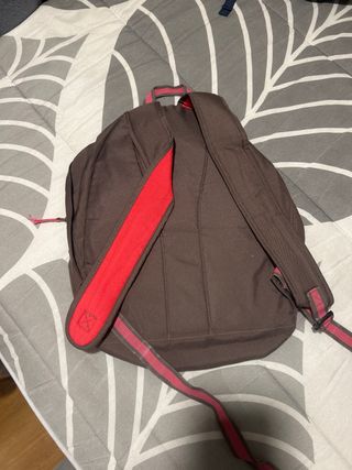 Mochila marrón con detalles rosas