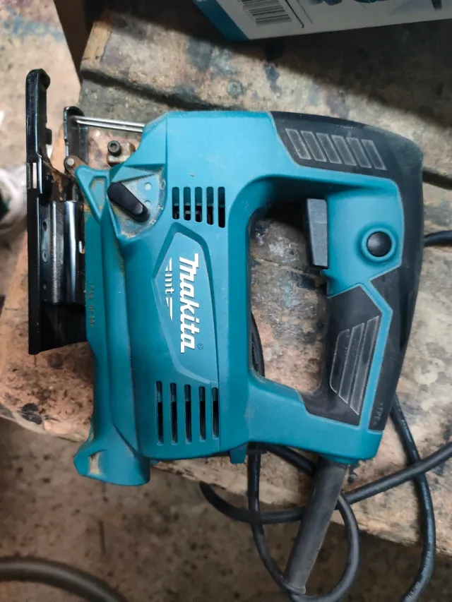 Sierra de calar Makita M4301B