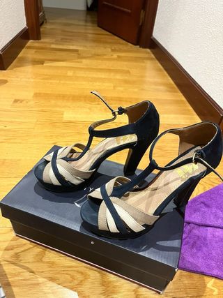 Sandalias de tacón beige y azul