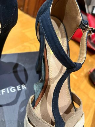 Sandalias de tacón beige y azul