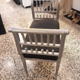 Banco de diseño plateado y negro