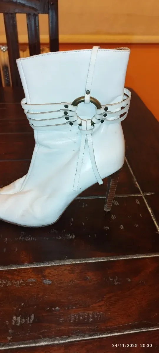 Botines blancos de tacón