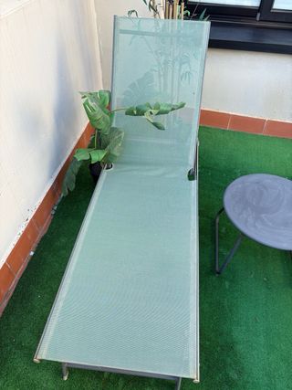 Tumbonas y mesita exterior