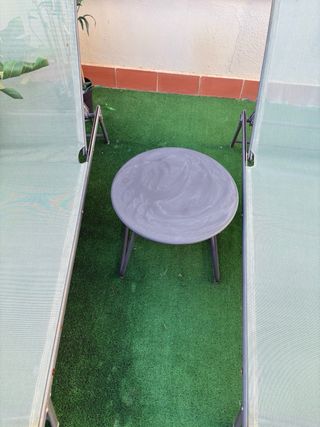 Tumbonas y mesita exterior