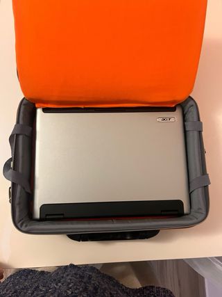 Ordenador portátil Acer con funda