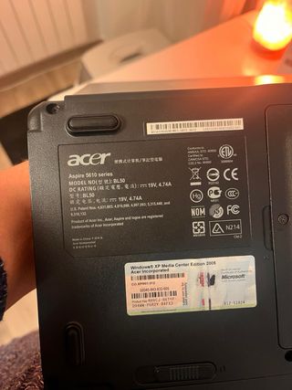 Ordenador portátil Acer con funda