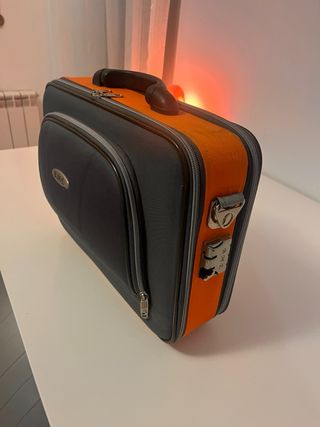 Ordenador portátil Acer con funda