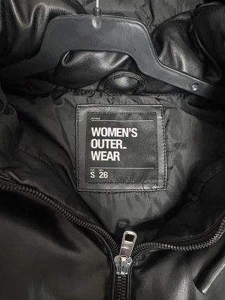 Chaleco acolchado efecto piel negro