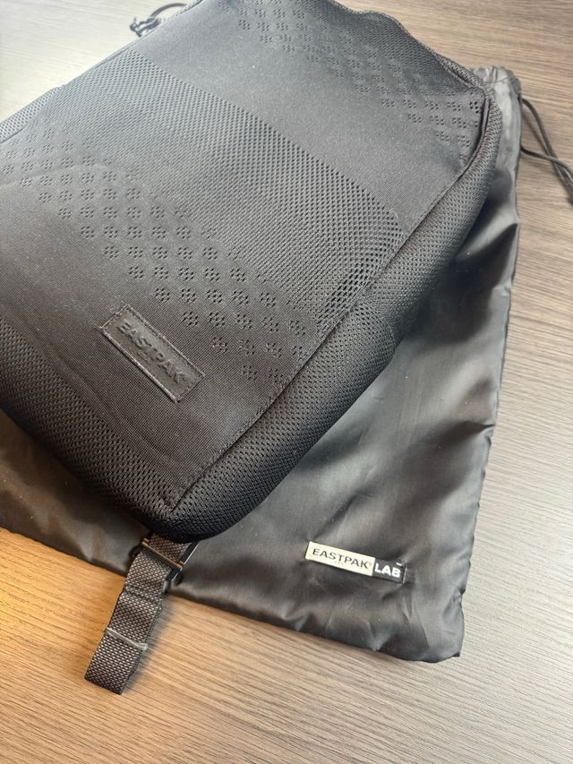 Mochila Eastpak One Piece Black Nueva