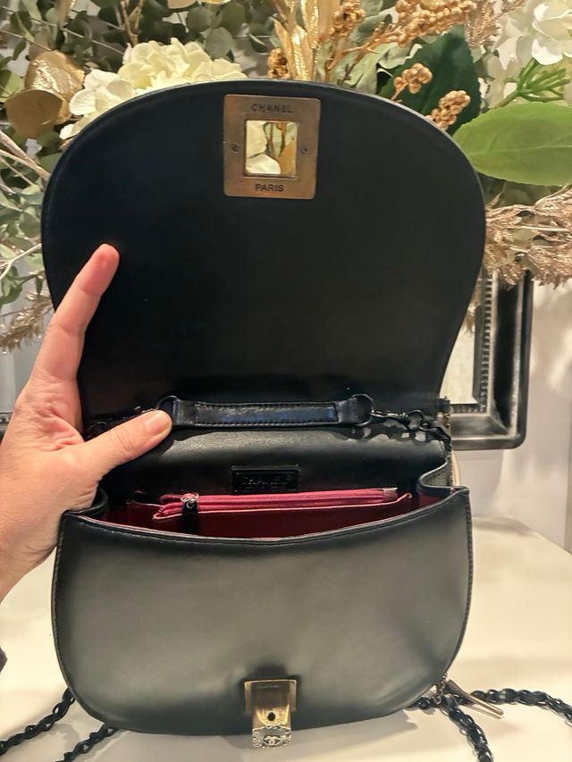 Borsa Chanel Vintage in Pelle Nera. Pelle molto morbida.