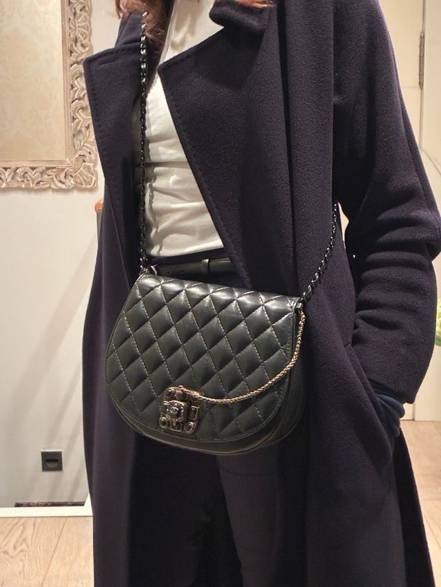 Borsa Chanel Vintage in Pelle Nera. Pelle molto morbida.