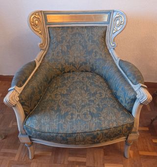 4 sillas, 2 sillones y 1 sofá de 2 plazas clásico