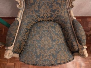 4 sillas, 2 sillones y 1 sofá de 2 plazas clásico