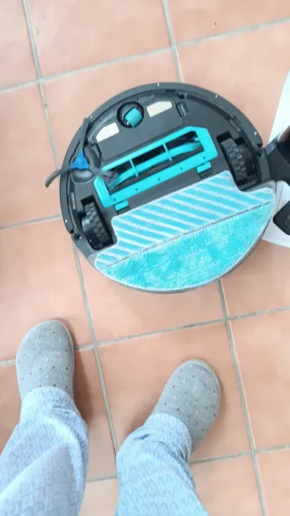 Robot Conga para piezas - Aspira y friega pero no