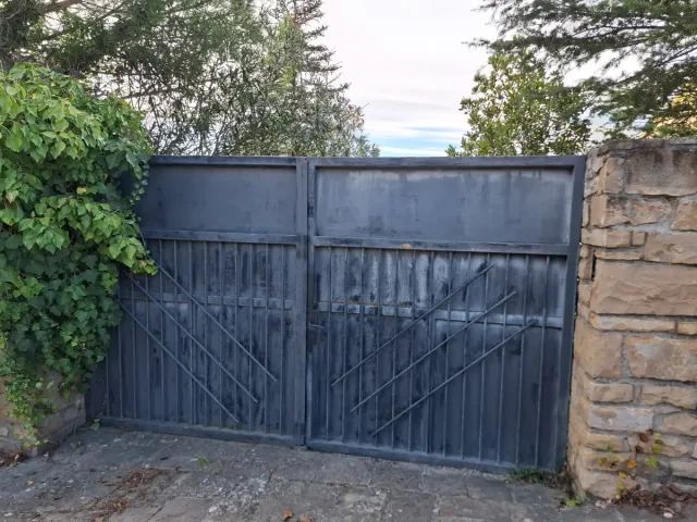 Puerta de hierro grande. Buena calidad.