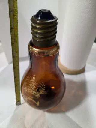 Botella con forma de bombilla.