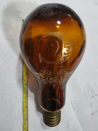 Botella con forma de bombilla.