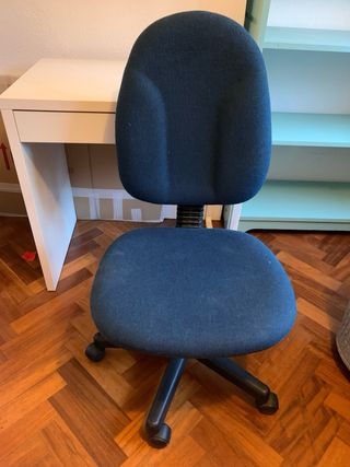 Silla giratoria de oficina azul