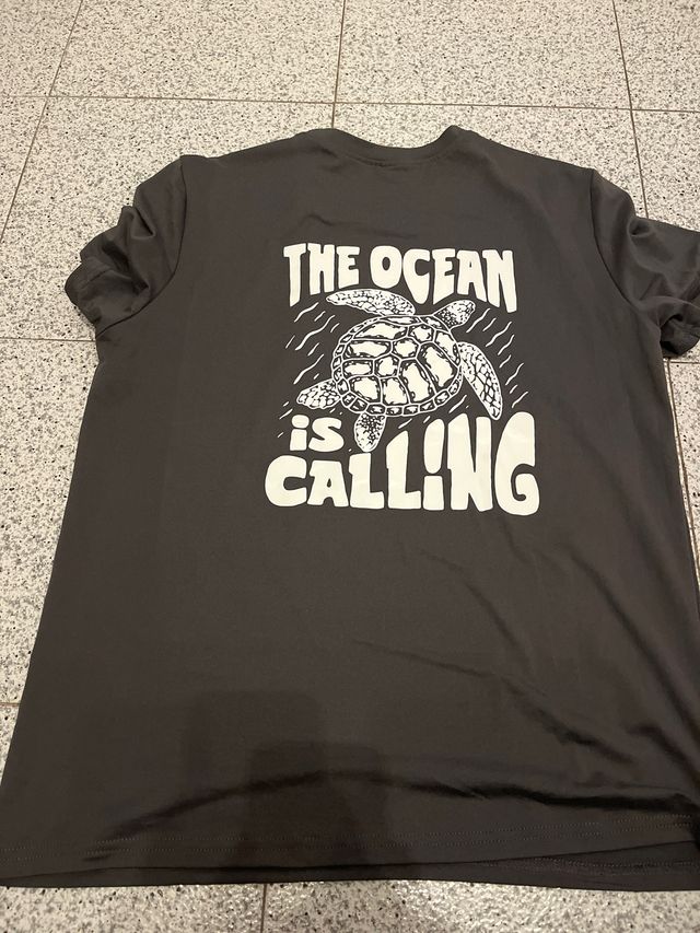 Camiseta Shein Gris con Estampado The Ocean