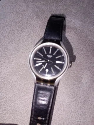 Reloj Swatch Negro y Plateado