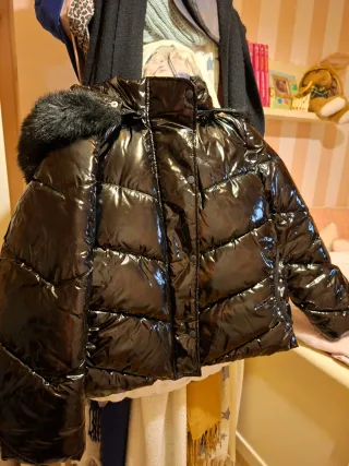 Cazadora charol negra con capucha