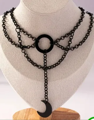 Collana con pendente a forma di luna