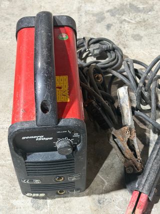 Máquina de soldar genera 150 ge