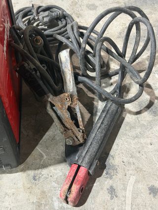 Máquina de soldar genera 150 ge