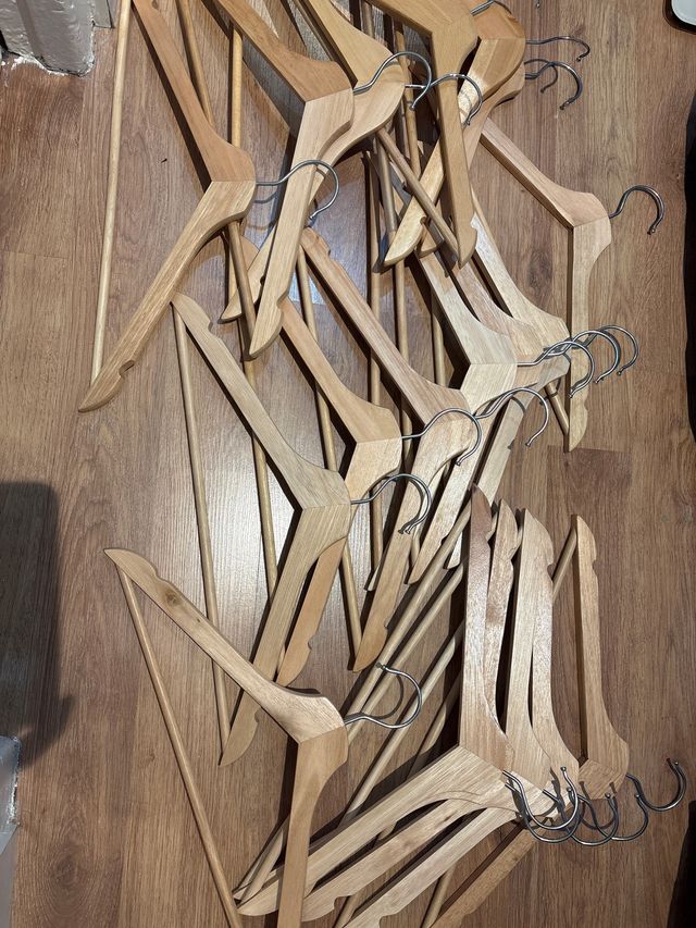 30 Perchas de madera (pack)