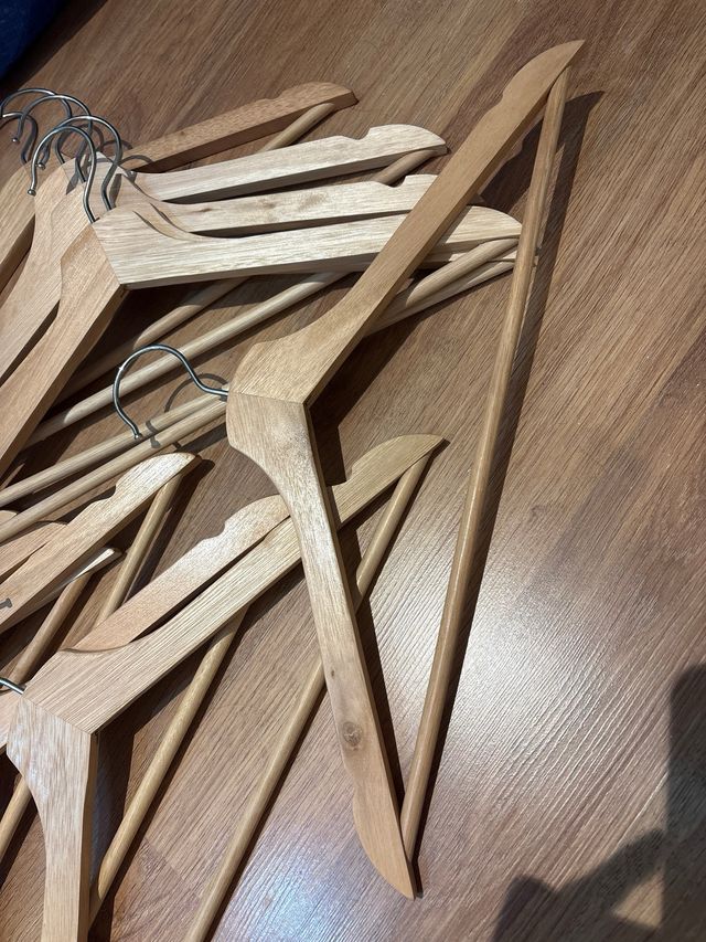 30 Perchas de madera (pack)