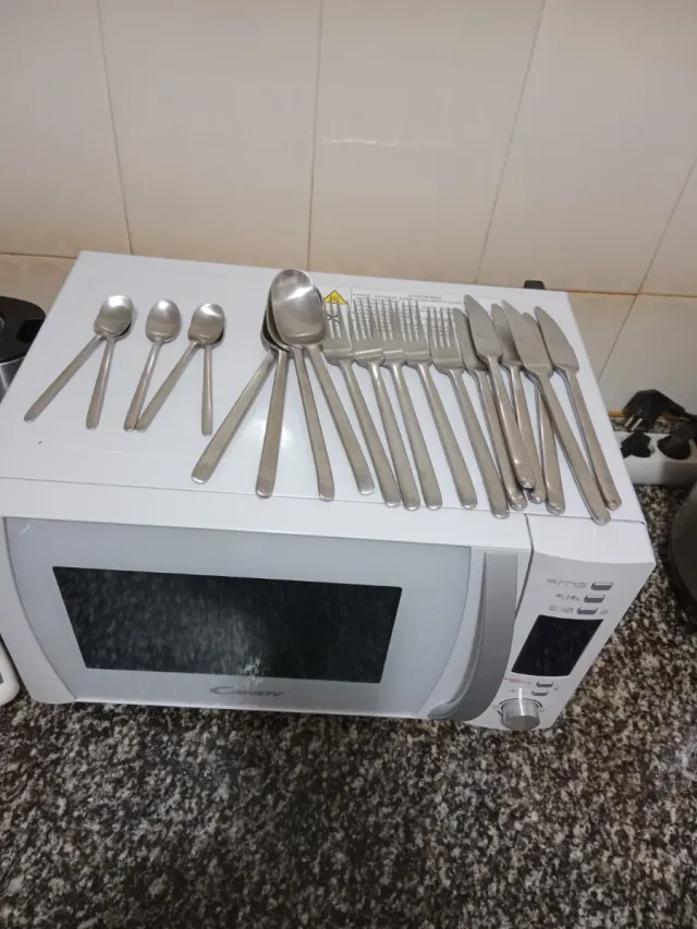 Set di posate in metallo argentato