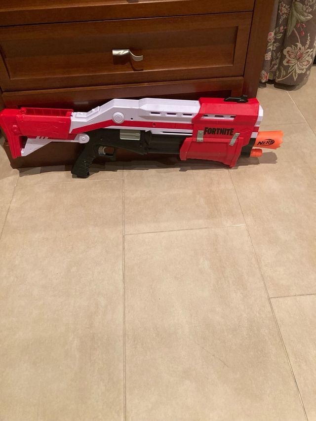 Pistola Fortnite Nerf Roja y Blanca sin balas