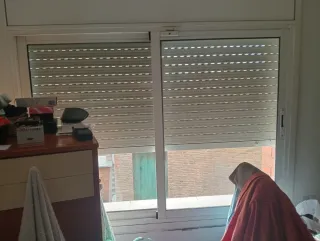 Ventana corredera con cristal y persiana de alumin