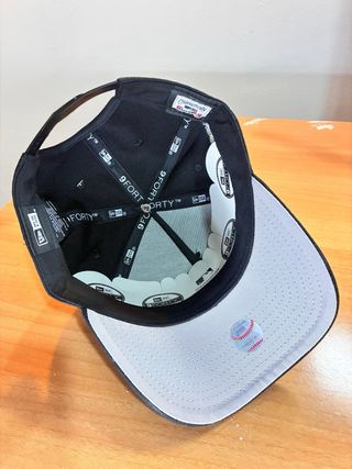 Gorra New Era 9FORTY Negra y Dorada