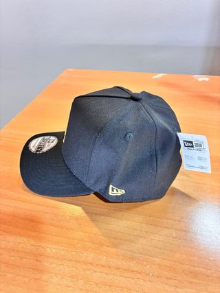 Gorra New Era 9FORTY Negra y Dorada