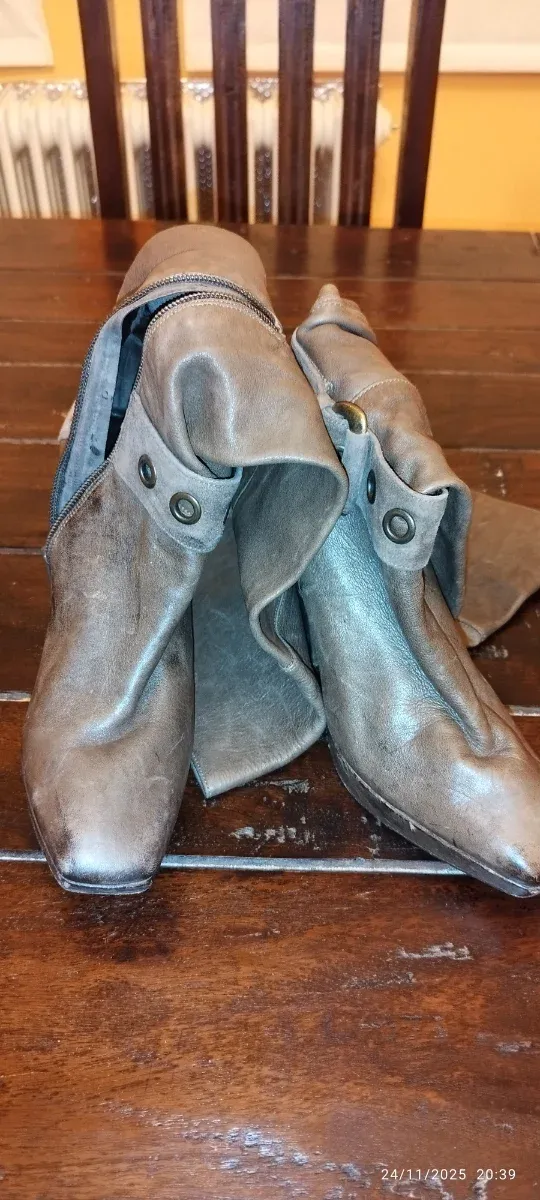 Botas de mujer marrones y grises