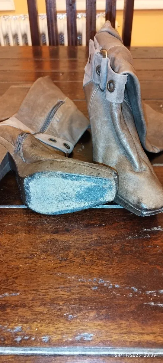 Botas de mujer marrones y grises