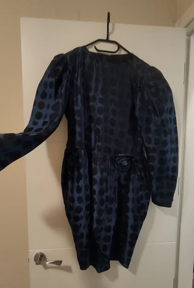 Vestido azul con lunares negros